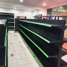 يوجد لدينا رفوف سوبر ماركت ويوجد رفوف مستودعات