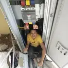 كهربائي منازل ومحلات تجارية وكل أعمل الصيانه ولديه سيارة