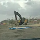 يوجد لدينا بوكلين لإيجاد قص بنا حجر