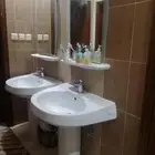 مروش أبيض مربع ومغسلة مع مرايا