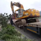 بوكلين لقص الاراضي وبناالحجر