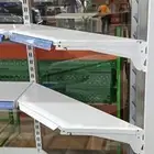 يوجد لدينا رفوف سوبر وسط   جدار   زاويه