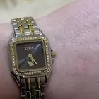 ساعة زايروس نسائية للبيع