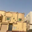 فيلا للبيع مع ثلاث شقق في حي الرمال في الرياض