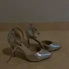 صندل فضي لامع من Ques