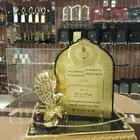 دروع اكريليك بغطاء شفاف ومجسم صقر