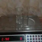 علب عسل وصلصات زجاج مع غطاء ابيض طبي