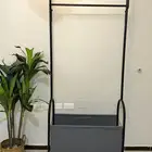 علاقة ملابس متحركة مع سلة تخزين