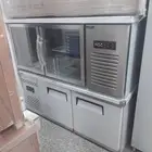 يوجد لدينا ثلاجة اندر كونتر زجاج و استيل