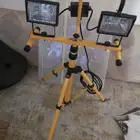 كشاف مع القاعدة ترتفع وتنزل كهرباء 220V الارتفاع 2متر