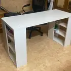 طاولة مكتب بيضاء اللون