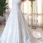 فستان زفاف للبيع شبه جديد استعمال 4 ساعات فقط مع طرحه