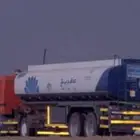 يوجد لدينا وايت تريلا أكثر من ثلاثين طن تحلية وعايدي حسب الط