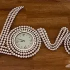 ساعة حائط من الكريستال
