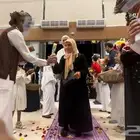 إستقبال حجاج بالأناشيد الإسلامية و موية زمزم و الورود