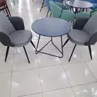 كرسيين وطاولة كوفي