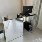 مكتب زجاجي مصمم خاص