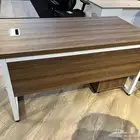 تصنيع مكتب بني وارجل ابيض
