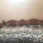 1كراسي خشب -بس الخشبه الي في النص مكسورة