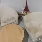 كراسي بذراعين وطاولة قهوة