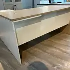 مكاتب مودرن جاهز بيج وأبيض