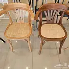 كراسي خشب وطاولات