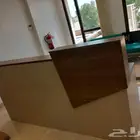 كونتر استقبال زجاج وخشب كراسي انتظار