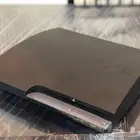 سوني 3 عليه 50 لعبه محمله ومعه يدين جديدة بكرتونها.