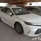 تويوتا كامرى E هايبرد 2025 لون ابيض