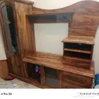 مكتبة شاشة تلفزيون وتحف