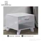 طاولة جانبية ماليزي ابيض بدرج واحد .