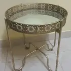 طاولة معدنية