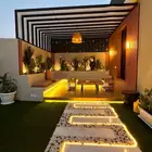 غرف زجاجية وجلسات وشلالات ونوافير