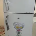 يوجد ثلاجة كبيرة وغسالة 12 كيلو وفرن أربع عيون