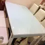 طاولة طعام بيضاء 