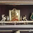 سيوف ومجسمات ودروع