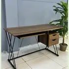 مكتب مكتب حديث ومعاصر بألوان مختلفة