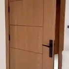 يوجد لدينا تفصيل أبواب خشب حديثة الشكل وعالية الجودة