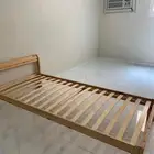 سرير خشبي