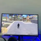 شاشة قيمنق 100 فريم نظيفة مع كرتونها