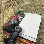 سوني4 يجي معه جميع ملحقاته وحالته نظيف