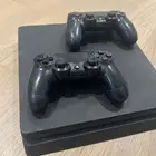 سوني فور للبيع ومعه شاشه ويده وحده وكل اغراضه