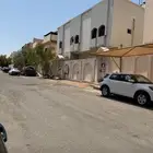 للبيع عماره دورين وملحق في حي الدعيثه