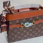 شنطة لويس فيتون جديده و هديه قسيمه شرائيه ب 100 من قولدن سن