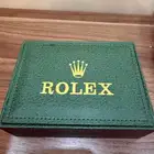 هذه ساعة رولكس ديت جست ذهبية اللون في صندوقها