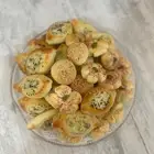 معجنات بأشكال مختلفه بحشوة الجبن والسبانخ