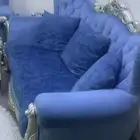 طقم كنب مؤلف من ثلاثية وثنائية وكرسي مفرد عدد اثنين مع طاول