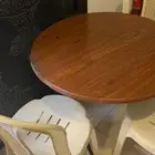 للبيع 3 كراسي مع طاوله