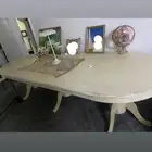 طاولة لون بيج خشبي كبيره