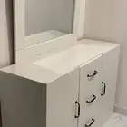 تسريحه بلون ابيض مع مرايا وعدة ادرج كبيره